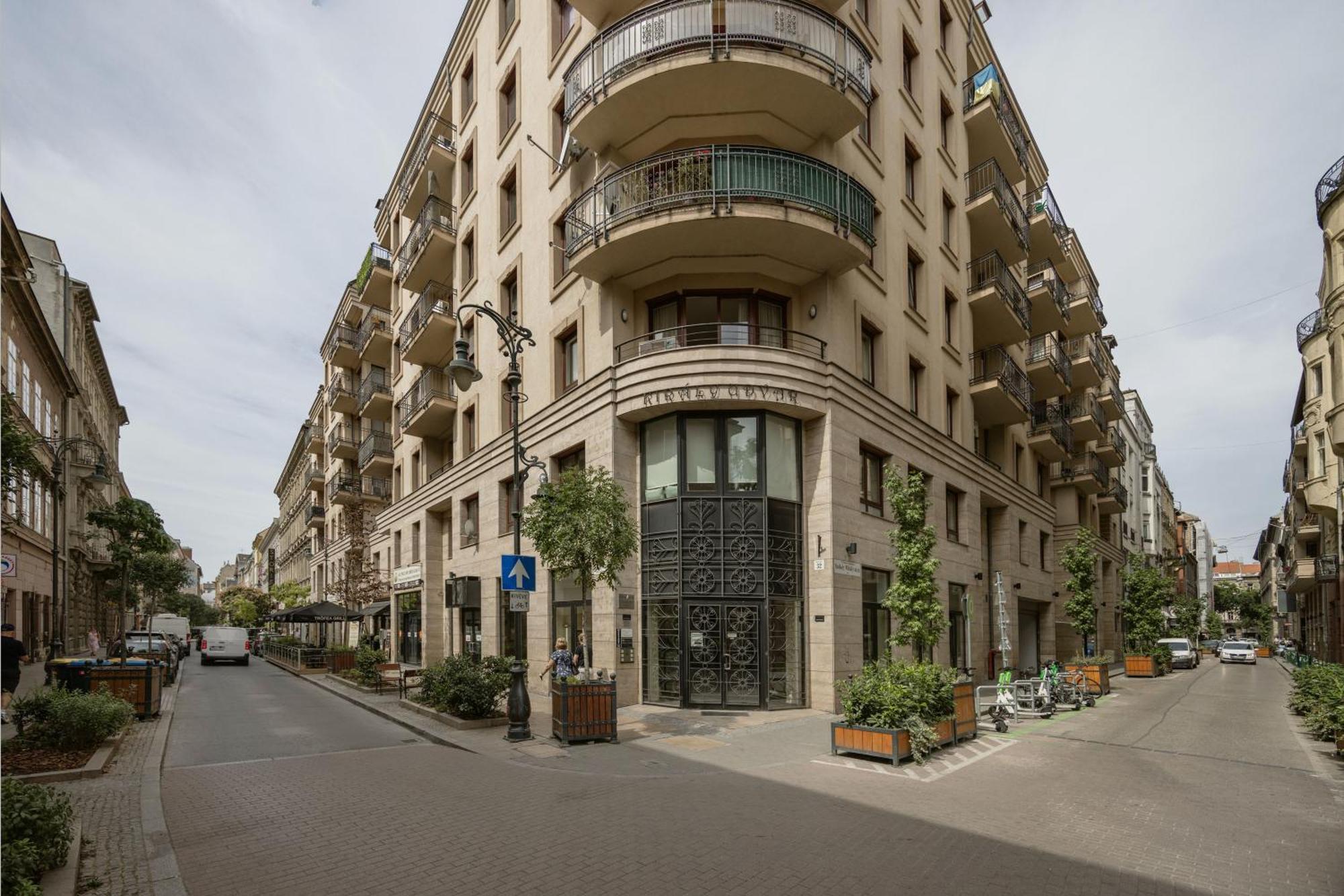 Bright And With Balcony Apartman