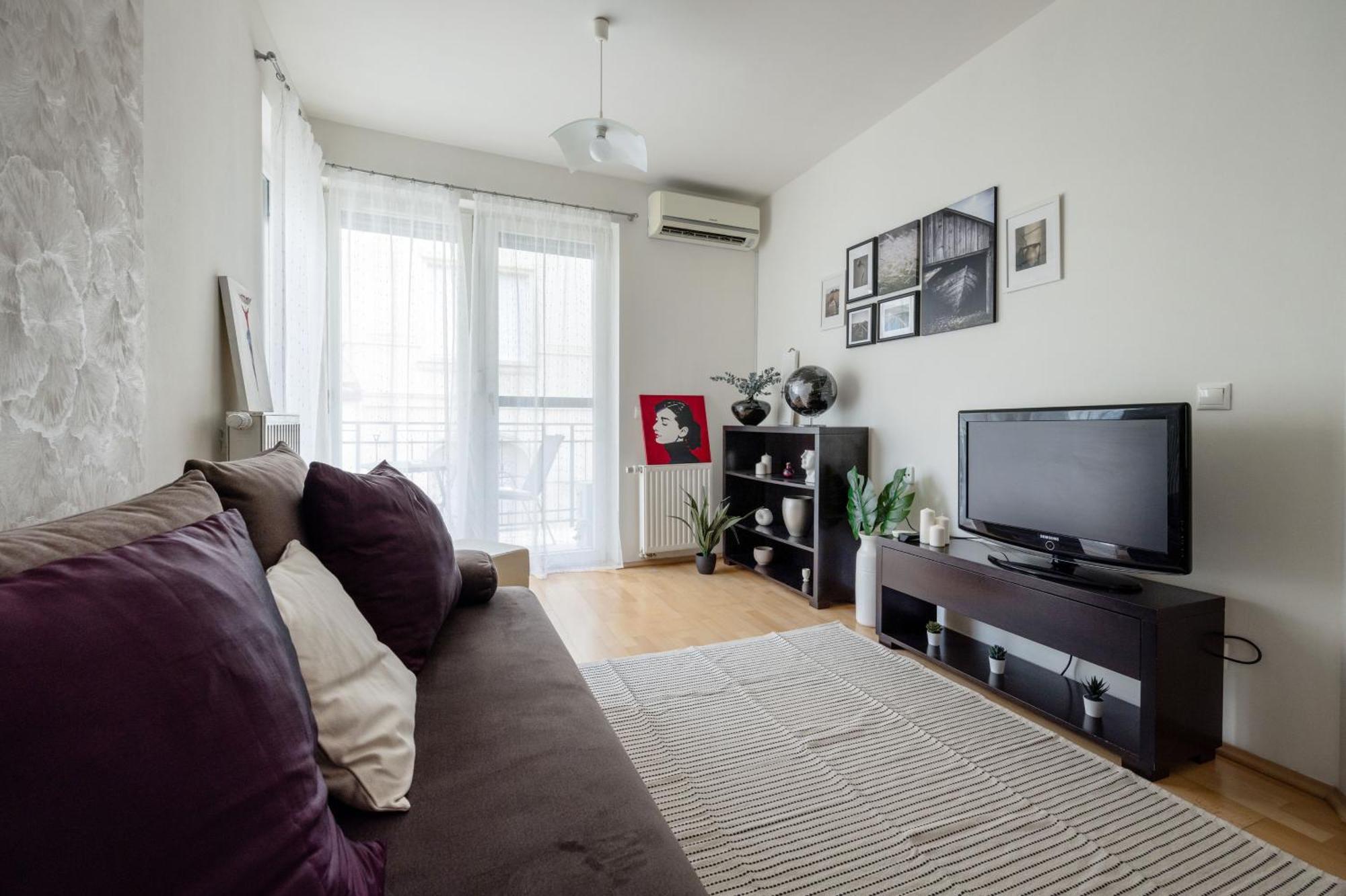Bright And With Balcony Apartment *